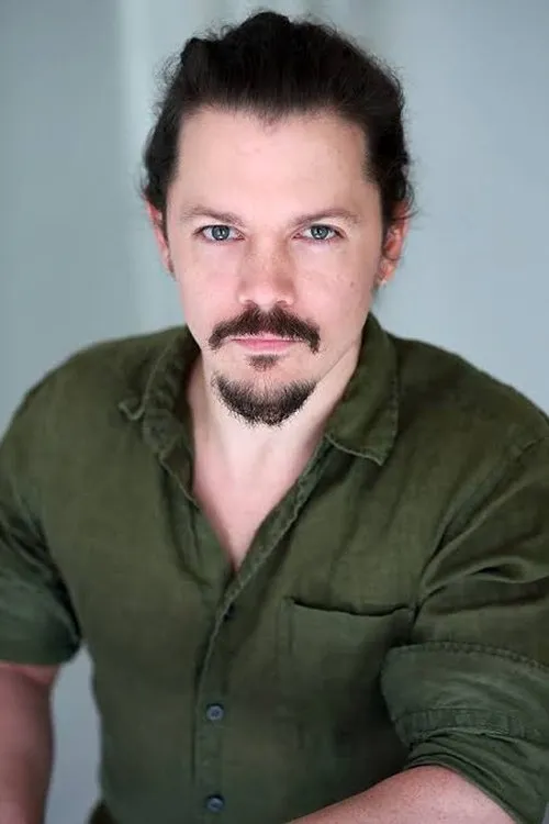 Brian Sheppard interpretando a Brian