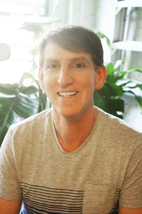 Brian Sloan interpretando a Bartender