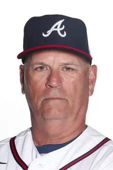 Brian Snitker interpretando a Himself