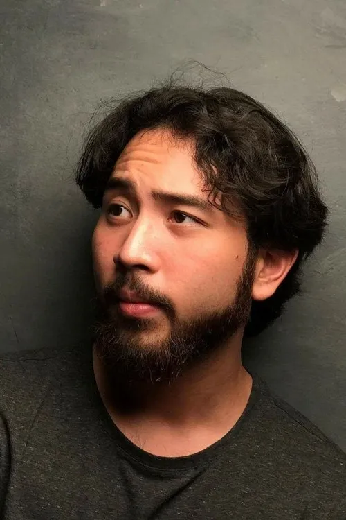 Brian Sy interpretando a Foreman