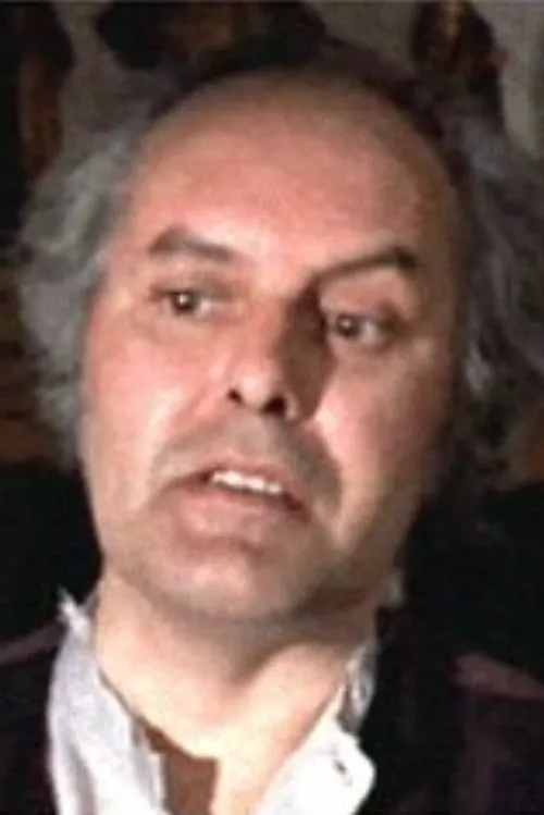 Brian Tully interpretando a Taylor, Clare's Publisher