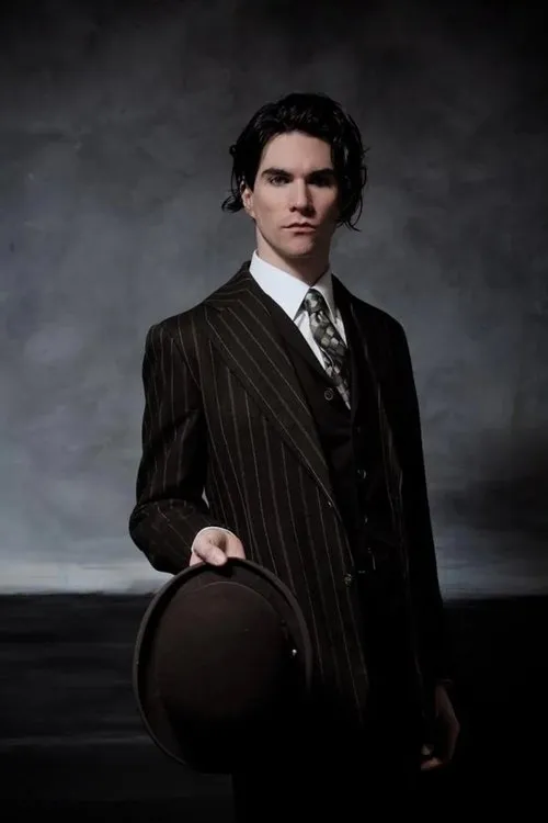 Brian Viglione interpretando a 