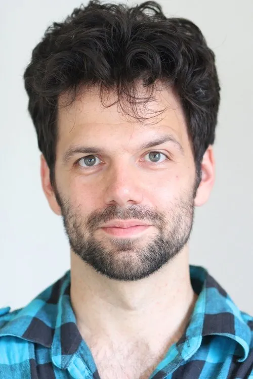 Brian Villalobos interpretando a Security Guard