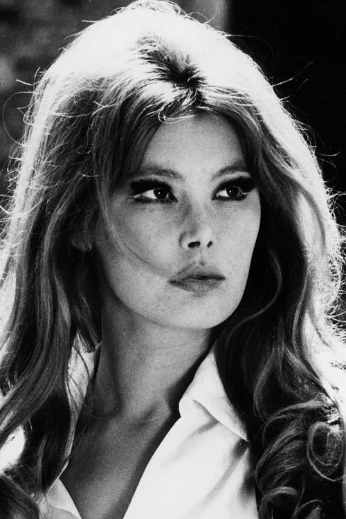 Brigitte Skay interpretando a Dr. Stein