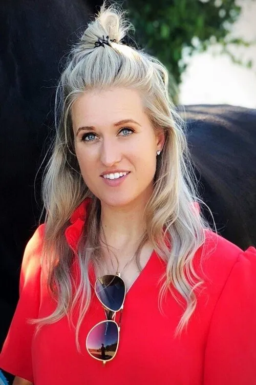 Britt Dekker interpretando a Megan