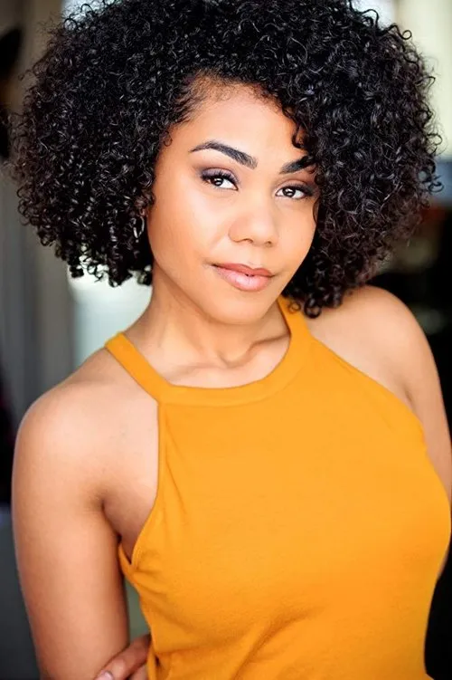 Brittany Mayti interpretando a Secretary