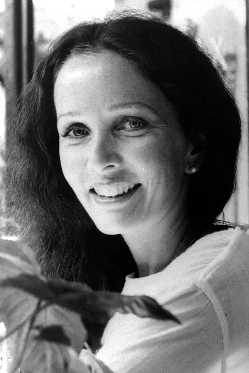 Brooke Hayward interpretando a 