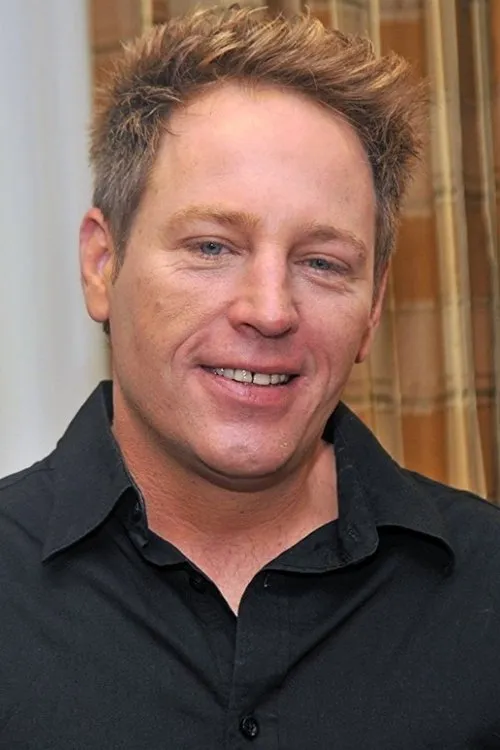 Brooke McCarter interpretando a Paul