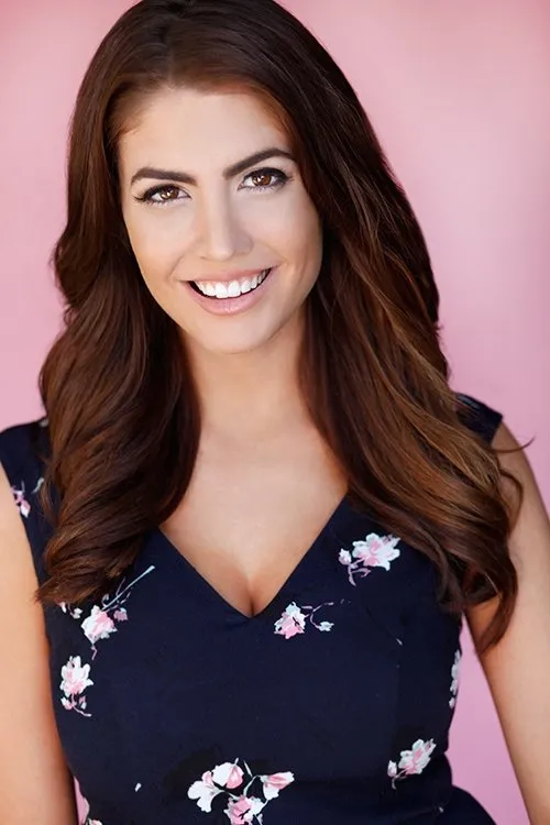 Brooke Peoples interpretando a Beach Babe