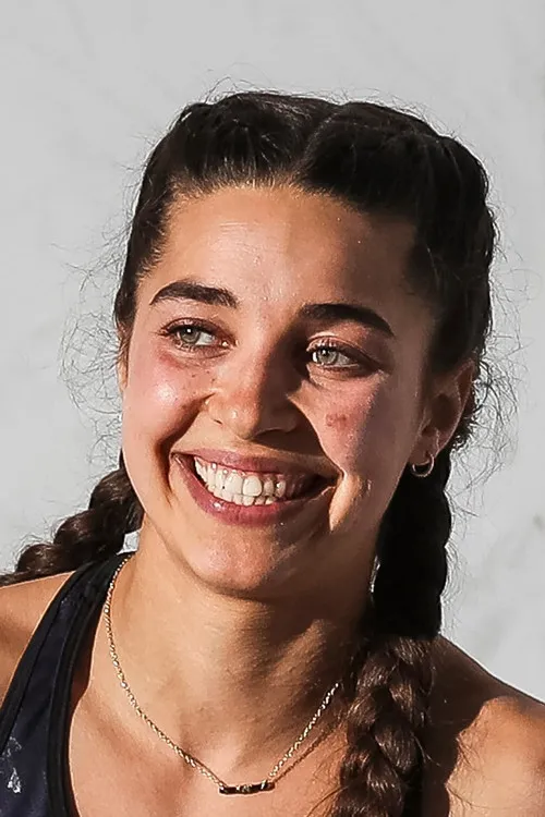 Brooke Raboutou interpretando a Self