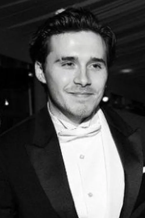 Brooklyn Beckham interpretando a Himself