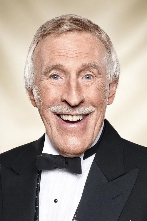 Bruce Forsyth interpretando a Self - Presenter