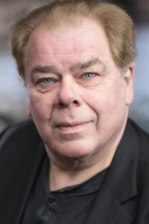 Bruce Graham interpretando a Earl Mountaratat