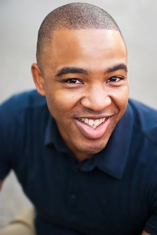 Bruce Lemon interpretando a Kyle