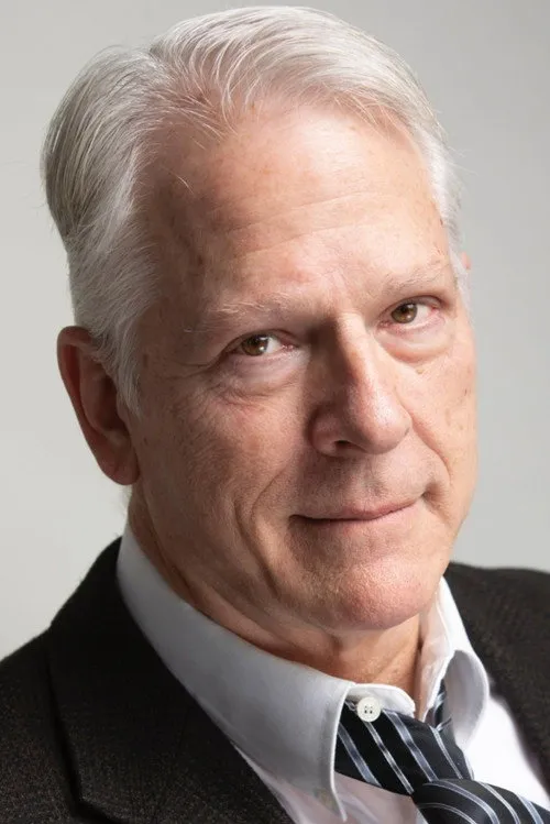 Bruce Purcell interpretando a Dr. James