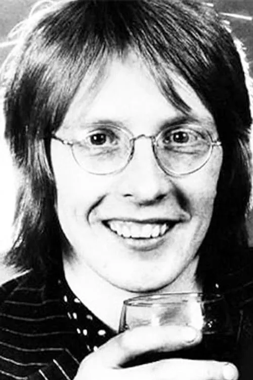 Bruce Thomas interpretando a Self - Bass