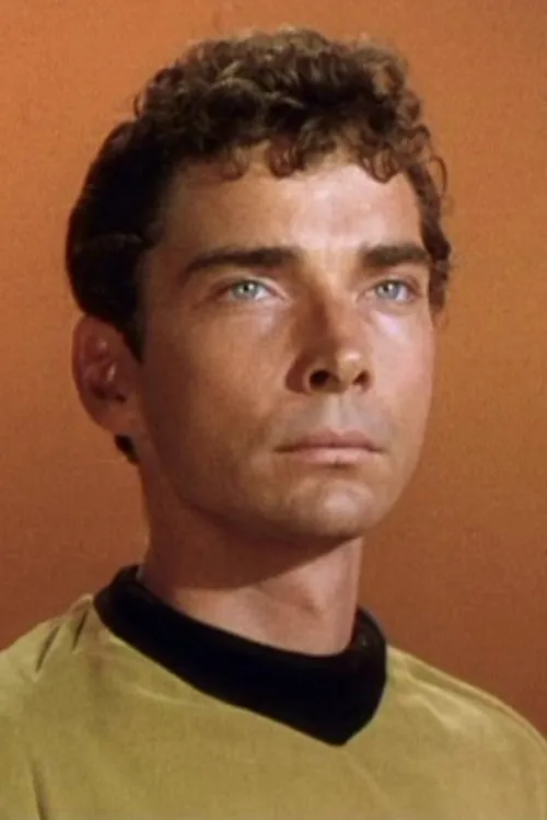 Bruce Watson interpretando a Tom