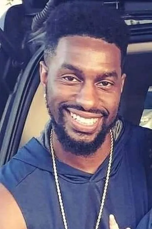 Bruce Zelaya interpretando a Maxwell St. Clair