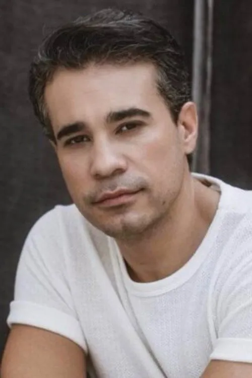 Bruno de Mello interpretando a Thiago