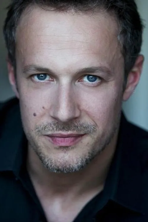 Bruno Hausler interpretando a Mathieu Polivenne