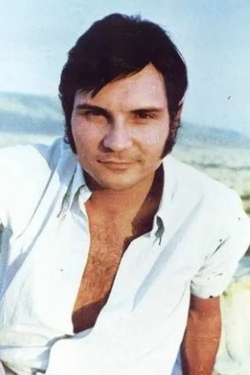 Bruno Lomas interpretando a Himself