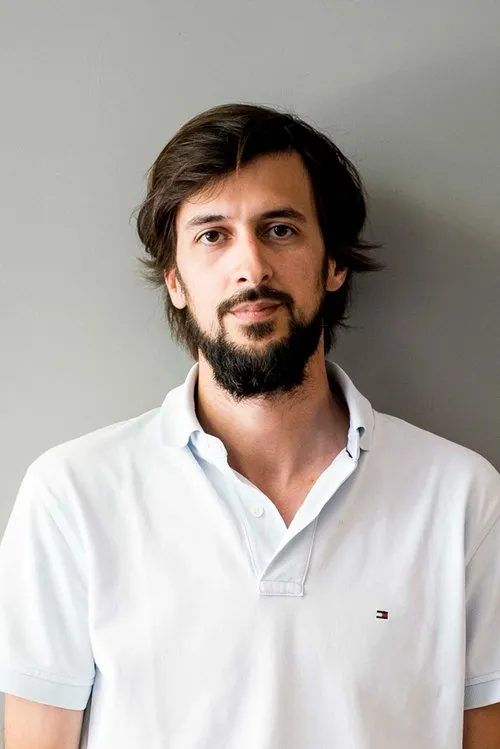 Bruno Nogueira interpretando a Mauro