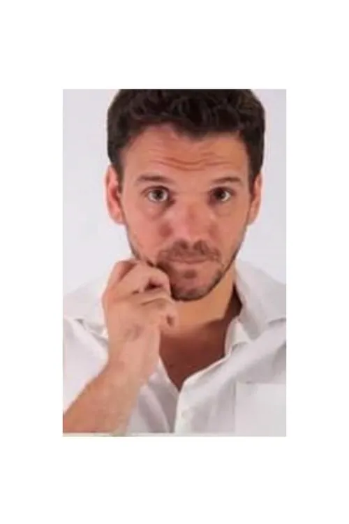 Bruno Seixas interpretando a Tom