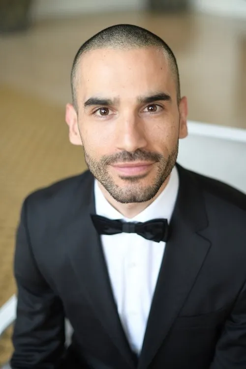 Bryan Arias interpretando a Performer