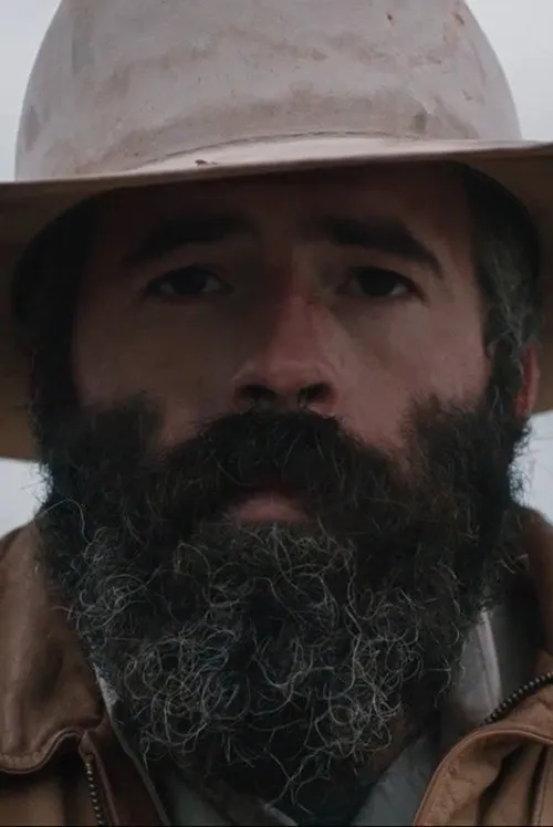 Bryan Atkins interpretando a The Man