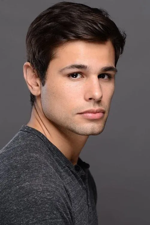 Bryan Cruz interpretando a Guy Filming