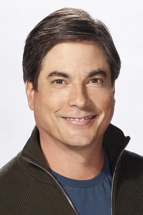 Bryan Dattilo interpretando a Greg