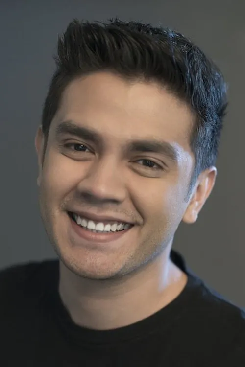 Bryan McKenzie interpretando a Reno