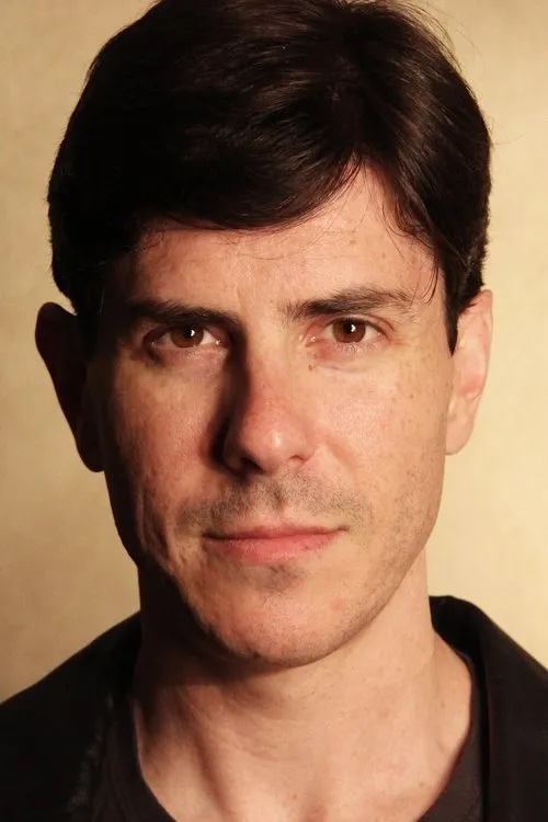 Bryan Pike interpretando a Voice of Bobo Jnr