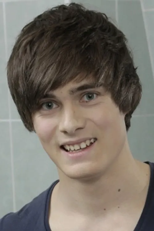 Bryan Roico interpretando a 