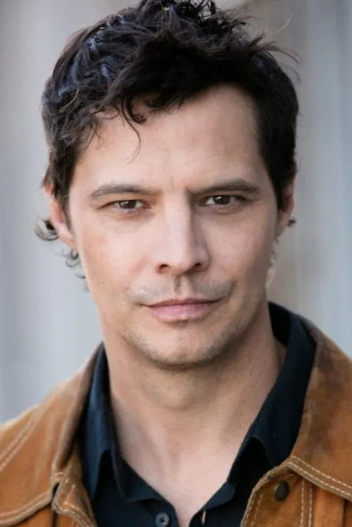 Bryan Schany interpretando a Brett