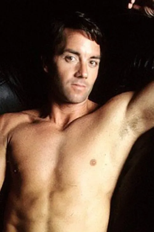 Bryan Score interpretando a Upperclassman Bryan Hanley