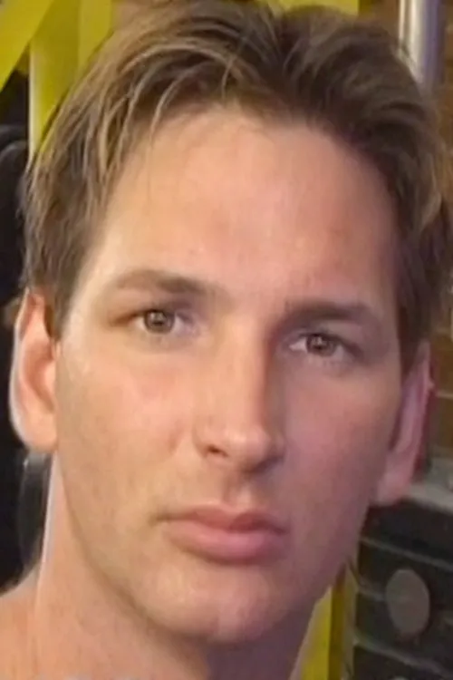 Bryce Gabona interpretando a