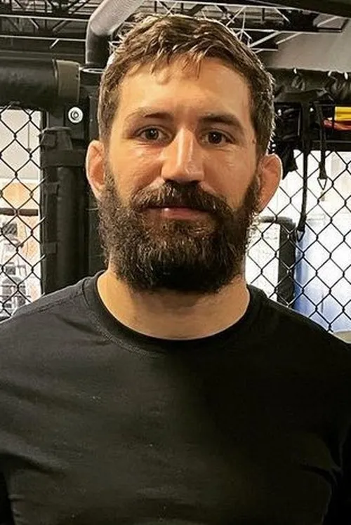 Bryce Logan interpretando a Self