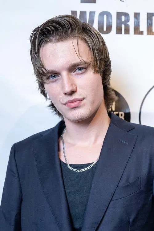 Bryley Michael Bell interpretando a