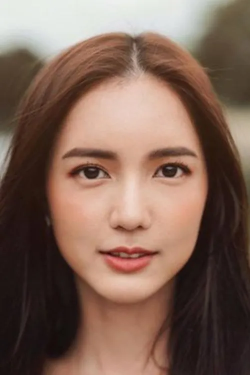 Bua Nalinthip Sakulongumpai — personaje: Sina / Suzy Roth | Siriya