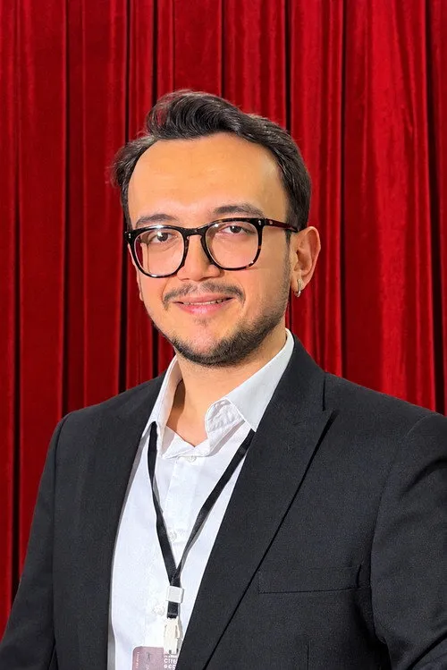 Buğra Mert Alkayalar interpretando a The Psychologist (voice)