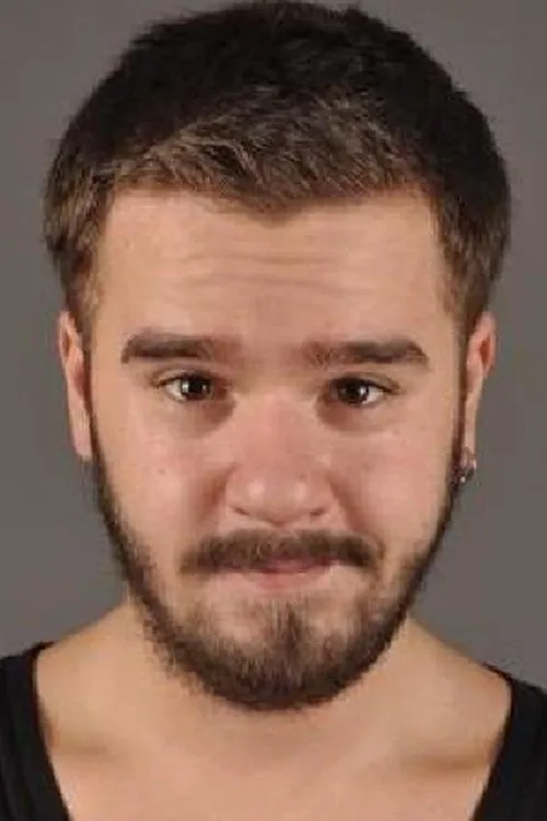 Buğra Özmüldür interpretando a Ergen