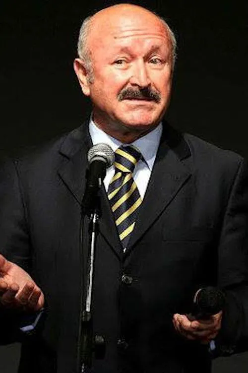 Bujar Kapexhiu interpretando a 