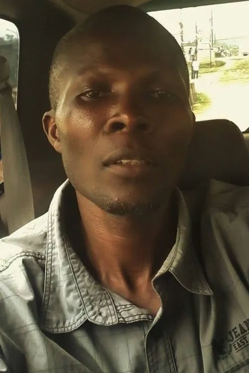 Bukenya Charles interpretando a Bernardo / Uncle Benon