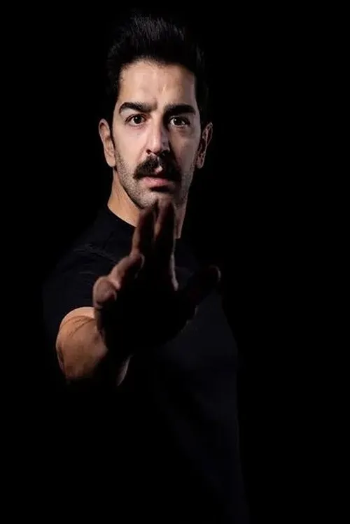 Bulut Akkale interpretando a 