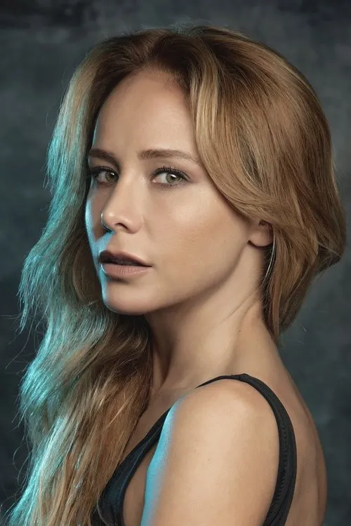 Burçin Terzioğlu — personaje: Esma