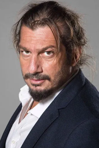 Burçin Üçüncüoğlu en su biografía y filmografía