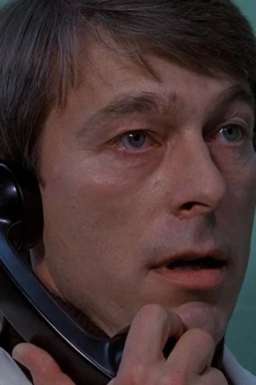 Burr DeBenning interpretando a Lt. Sanderson