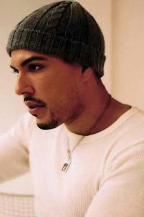 Burton Perez interpretando a Zee