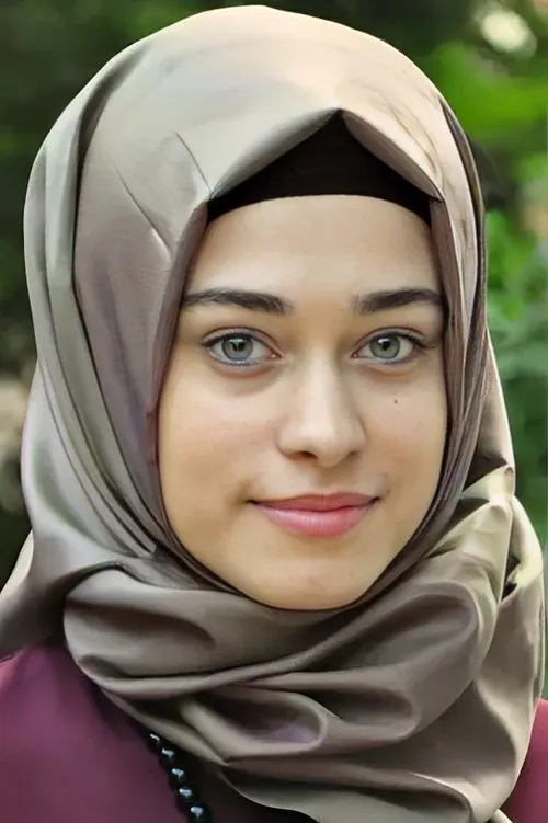 Büşra Ayaydın interpretando a 